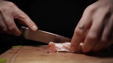 Karanlık Arkaplanda Taze Somon Bifteği Dilimleme
