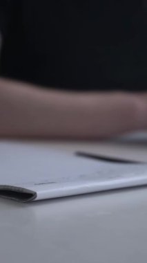 Düşüncelerini deftere kaydeden bir adam. Çünkü depresyonda, sorunları var ve psikoloğu olmadan bunu öğrenip kendine yardım etmek istiyor.