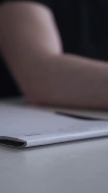 Düşüncelerini deftere kaydeden bir adam. Çünkü depresyonda, sorunları var ve psikoloğu olmadan bunu öğrenip kendine yardım etmek istiyor.