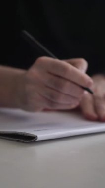 Düşüncelerini deftere kaydeden bir adam. Çünkü depresyonda, sorunları var ve psikoloğu olmadan bunu öğrenip kendine yardım etmek istiyor.