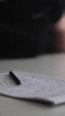 Düşüncelerini deftere kaydeden bir adam. Çünkü depresyonda, sorunları var ve psikoloğu olmadan bunu öğrenip kendine yardım etmek istiyor.