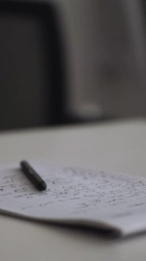 Düşüncelerini deftere kaydeden bir adam. Çünkü depresyonda, sorunları var ve psikoloğu olmadan bunu öğrenip kendine yardım etmek istiyor.