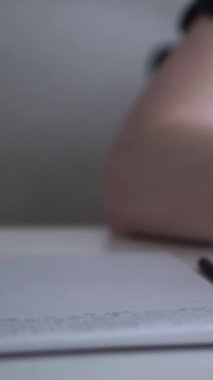 Düşüncelerini deftere kaydeden bir adam. Çünkü depresyonda, sorunları var ve psikoloğu olmadan bunu öğrenip kendine yardım etmek istiyor.