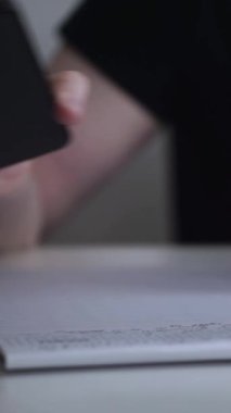 Düşüncelerini deftere kaydeden bir adam. Çünkü depresyonda, sorunları var ve psikoloğu olmadan bunu öğrenip kendine yardım etmek istiyor.