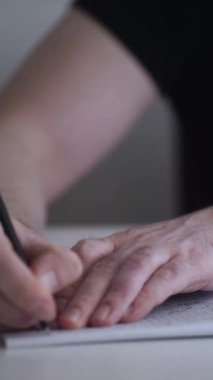 Düşüncelerini deftere kaydeden bir adam. Çünkü depresyonda, sorunları var ve psikoloğu olmadan bunu öğrenip kendine yardım etmek istiyor.