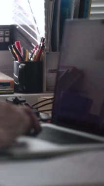 Düşüncelerini deftere kaydeden bir adam. Çünkü depresyonda, sorunları var ve psikoloğu olmadan bunu öğrenip kendine yardım etmek istiyor.
