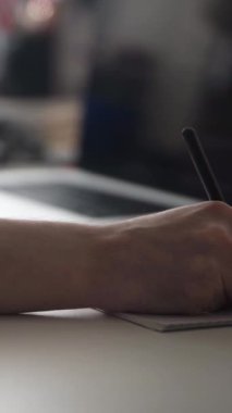 Düşüncelerini deftere kaydeden bir adam. Çünkü depresyonda, sorunları var ve psikoloğu olmadan bunu öğrenip kendine yardım etmek istiyor.