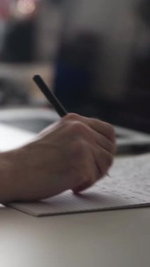 Düşüncelerini deftere kaydeden bir adam. Çünkü depresyonda, sorunları var ve psikoloğu olmadan bunu öğrenip kendine yardım etmek istiyor.