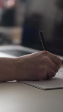 Düşüncelerini deftere kaydeden bir adam. Çünkü depresyonda, sorunları var ve psikoloğu olmadan bunu öğrenip kendine yardım etmek istiyor.