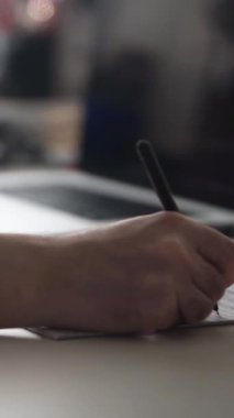 Düşüncelerini deftere kaydeden bir adam. Çünkü depresyonda, sorunları var ve psikoloğu olmadan bunu öğrenip kendine yardım etmek istiyor.