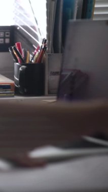 Düşüncelerini deftere kaydeden bir adam. Çünkü depresyonda, sorunları var ve psikoloğu olmadan bunu öğrenip kendine yardım etmek istiyor.