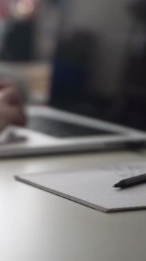 Düşüncelerini deftere kaydeden bir adam. Çünkü depresyonda, sorunları var ve psikoloğu olmadan bunu öğrenip kendine yardım etmek istiyor.