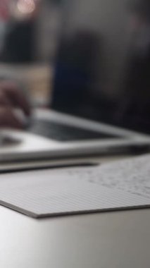 Düşüncelerini deftere kaydeden bir adam. Çünkü depresyonda, sorunları var ve psikoloğu olmadan bunu öğrenip kendine yardım etmek istiyor.