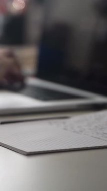 Düşüncelerini deftere kaydeden bir adam. Çünkü depresyonda, sorunları var ve psikoloğu olmadan bunu öğrenip kendine yardım etmek istiyor.