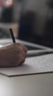 Düşüncelerini deftere kaydeden bir adam. Çünkü depresyonda, sorunları var ve psikoloğu olmadan bunu öğrenip kendine yardım etmek istiyor.