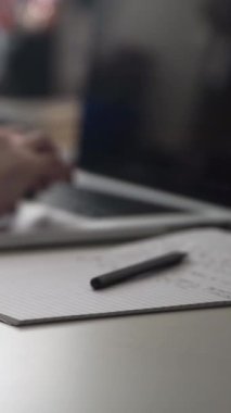 Düşüncelerini deftere kaydeden bir adam. Çünkü depresyonda, sorunları var ve psikoloğu olmadan bunu öğrenip kendine yardım etmek istiyor.