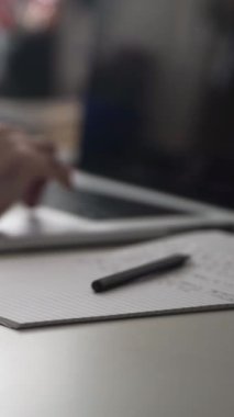 Düşüncelerini deftere kaydeden bir adam. Çünkü depresyonda, sorunları var ve psikoloğu olmadan bunu öğrenip kendine yardım etmek istiyor.