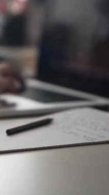 Düşüncelerini deftere kaydeden bir adam. Çünkü depresyonda, sorunları var ve psikoloğu olmadan bunu öğrenip kendine yardım etmek istiyor.