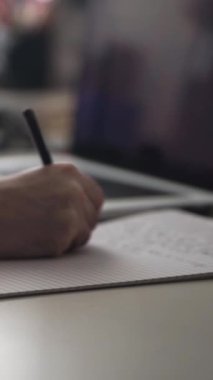 Düşüncelerini deftere kaydeden bir adam. Çünkü depresyonda, sorunları var ve psikoloğu olmadan bunu öğrenip kendine yardım etmek istiyor.