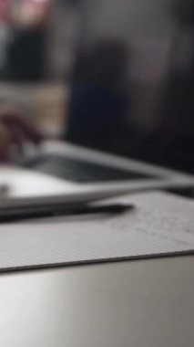 Düşüncelerini deftere kaydeden bir adam. Çünkü depresyonda, sorunları var ve psikoloğu olmadan bunu öğrenip kendine yardım etmek istiyor.