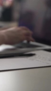 Düşüncelerini deftere kaydeden bir adam. Çünkü depresyonda, sorunları var ve psikoloğu olmadan bunu öğrenip kendine yardım etmek istiyor.