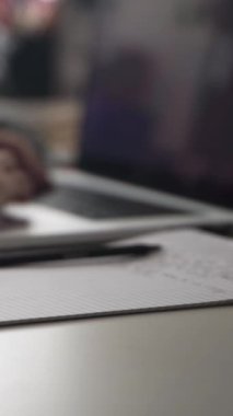 Düşüncelerini deftere kaydeden bir adam. Çünkü depresyonda, sorunları var ve psikoloğu olmadan bunu öğrenip kendine yardım etmek istiyor.