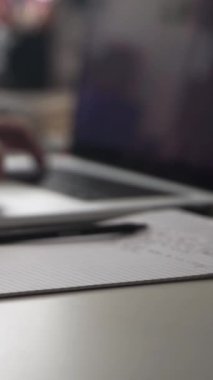 Düşüncelerini deftere kaydeden bir adam. Çünkü depresyonda, sorunları var ve psikoloğu olmadan bunu öğrenip kendine yardım etmek istiyor.