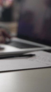 Düşüncelerini deftere kaydeden bir adam. Çünkü depresyonda, sorunları var ve psikoloğu olmadan bunu öğrenip kendine yardım etmek istiyor.