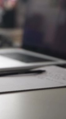 Düşüncelerini deftere kaydeden bir adam. Çünkü depresyonda, sorunları var ve psikoloğu olmadan bunu öğrenip kendine yardım etmek istiyor.