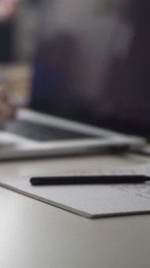 Düşüncelerini deftere kaydeden bir adam. Çünkü depresyonda, sorunları var ve psikoloğu olmadan bunu öğrenip kendine yardım etmek istiyor.