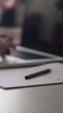 Düşüncelerini deftere kaydeden bir adam. Çünkü depresyonda, sorunları var ve psikoloğu olmadan bunu öğrenip kendine yardım etmek istiyor.