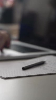 Düşüncelerini deftere kaydeden bir adam. Çünkü depresyonda, sorunları var ve psikoloğu olmadan bunu öğrenip kendine yardım etmek istiyor.