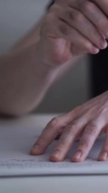 Düşüncelerini deftere kaydeden bir adam. Çünkü depresyonda, sorunları var ve psikoloğu olmadan bunu öğrenip kendine yardım etmek istiyor.
