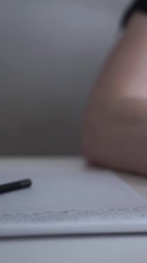 Düşüncelerini deftere kaydeden bir adam. Çünkü depresyonda, sorunları var ve psikoloğu olmadan bunu öğrenip kendine yardım etmek istiyor.