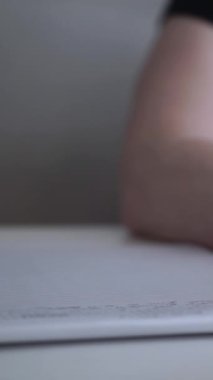 Düşüncelerini deftere kaydeden bir adam. Çünkü depresyonda, sorunları var ve psikoloğu olmadan bunu öğrenip kendine yardım etmek istiyor.