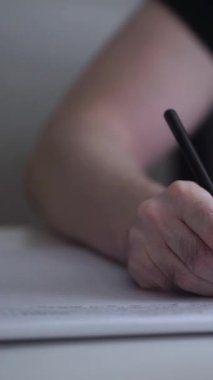 Düşüncelerini deftere kaydeden bir adam. Çünkü depresyonda, sorunları var ve psikoloğu olmadan bunu öğrenip kendine yardım etmek istiyor.