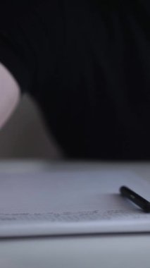 Düşüncelerini deftere kaydeden bir adam. Çünkü depresyonda, sorunları var ve psikoloğu olmadan bunu öğrenip kendine yardım etmek istiyor.