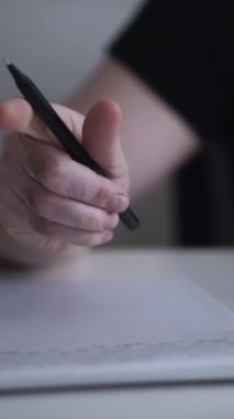 Düşüncelerini deftere kaydeden bir adam. Çünkü depresyonda, sorunları var ve psikoloğu olmadan bunu öğrenip kendine yardım etmek istiyor.