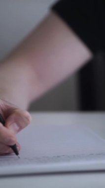 Düşüncelerini deftere kaydeden bir adam. Çünkü depresyonda, sorunları var ve psikoloğu olmadan bunu öğrenip kendine yardım etmek istiyor.