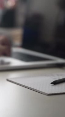 Düşüncelerini deftere kaydeden bir adam. Çünkü depresyonda, sorunları var ve psikoloğu olmadan bunu öğrenip kendine yardım etmek istiyor.