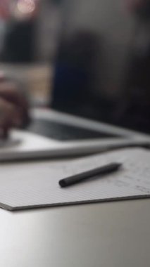Düşüncelerini deftere kaydeden bir adam. Çünkü depresyonda, sorunları var ve psikoloğu olmadan bunu öğrenip kendine yardım etmek istiyor.