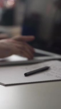 Düşüncelerini deftere kaydeden bir adam. Çünkü depresyonda, sorunları var ve psikoloğu olmadan bunu öğrenip kendine yardım etmek istiyor.