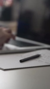 Düşüncelerini deftere kaydeden bir adam. Çünkü depresyonda, sorunları var ve psikoloğu olmadan bunu öğrenip kendine yardım etmek istiyor.