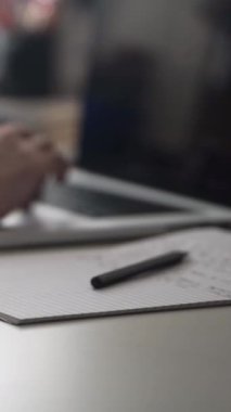 Düşüncelerini deftere kaydeden bir adam. Çünkü depresyonda, sorunları var ve psikoloğu olmadan bunu öğrenip kendine yardım etmek istiyor.