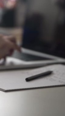 Düşüncelerini deftere kaydeden bir adam. Çünkü depresyonda, sorunları var ve psikoloğu olmadan bunu öğrenip kendine yardım etmek istiyor.