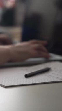 Düşüncelerini deftere kaydeden bir adam. Çünkü depresyonda, sorunları var ve psikoloğu olmadan bunu öğrenip kendine yardım etmek istiyor.