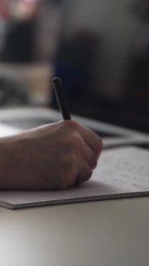 Düşüncelerini deftere kaydeden bir adam. Çünkü depresyonda, sorunları var ve psikoloğu olmadan bunu öğrenip kendine yardım etmek istiyor.