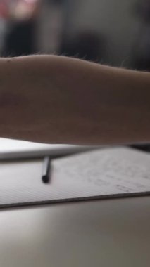 Düşüncelerini deftere kaydeden bir adam. Çünkü depresyonda, sorunları var ve psikoloğu olmadan bunu öğrenip kendine yardım etmek istiyor.