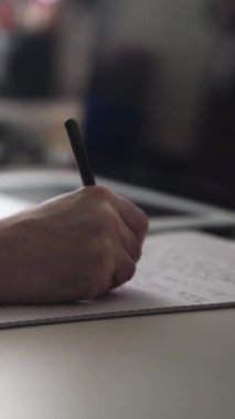 Düşüncelerini deftere kaydeden bir adam. Çünkü depresyonda, sorunları var ve psikoloğu olmadan bunu öğrenip kendine yardım etmek istiyor.