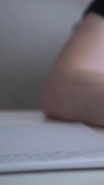 Düşüncelerini deftere kaydeden bir adam. Çünkü depresyonda, sorunları var ve psikoloğu olmadan bunu öğrenip kendine yardım etmek istiyor.